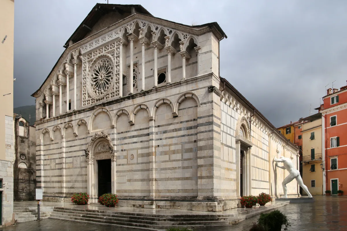 Carnevale di Carrara: Sfilata dei Carri di Cartapesta, Eventi tra i Marmi e Concerto