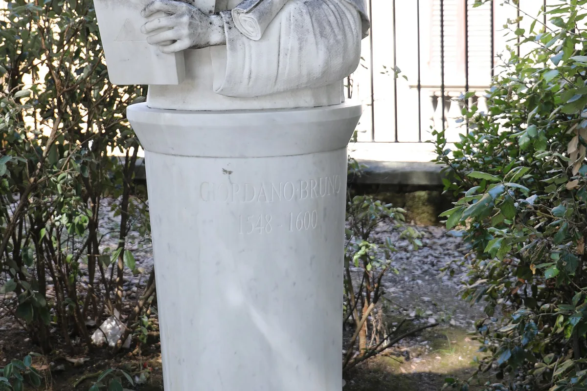 Piazza Gramsci e Statua di Alberto Meschi