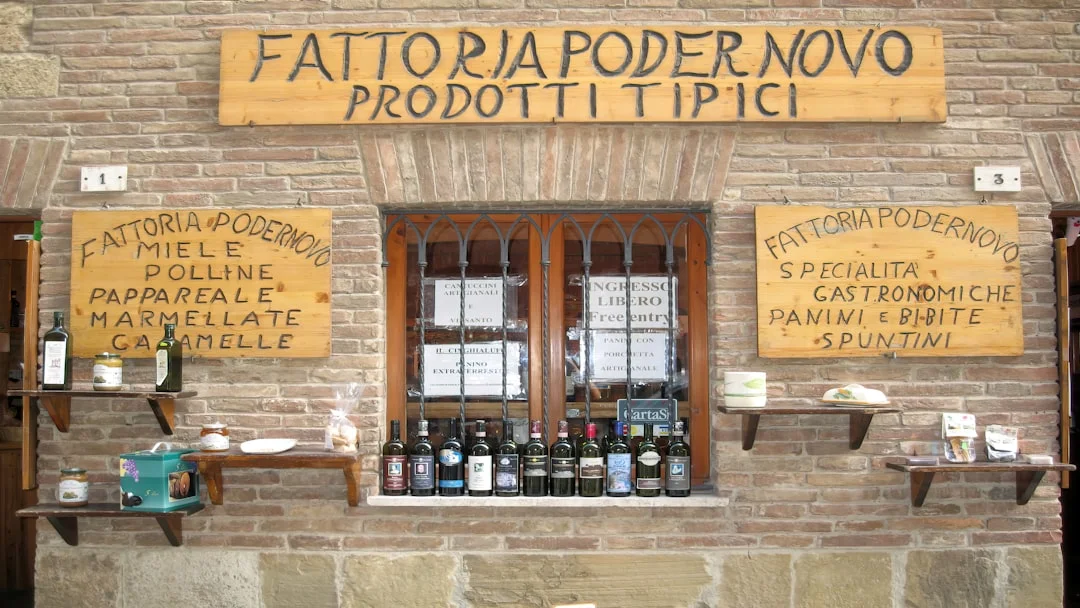 Montepulciano - Mercatino Di Natale A Montepulciano Chalet In Piazza Grande Vino Nobile E Artigianato